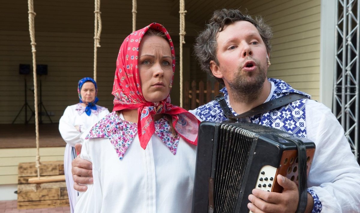 Kuigi Kihnu Jenka lavastuse nimirolli mängib Mart Toome (paremal), on Inga Lunge ja Karin Tammaru Virved peaosades.