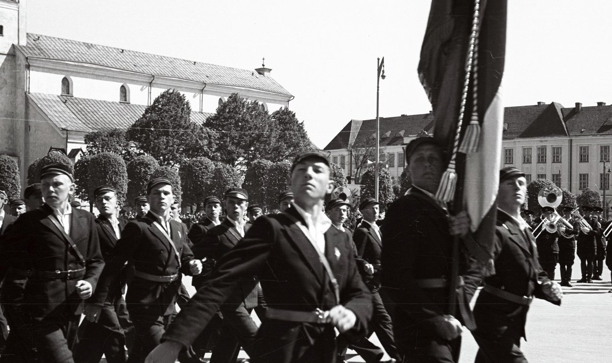NOORED KOTKAD: Õpilaste sõjalistest õppustest osavõtnute paraad Vabaduse väljakul 8. juunil 1940.