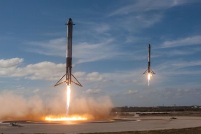 Falcon Heavy külgmised esimesed astmed eile üheskoos tagasi Maale laskumas. 