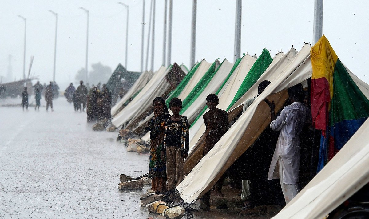 Uputuste eest evakueeritud pakistanlased paigutatakse ajutiselt elama telkidesse.