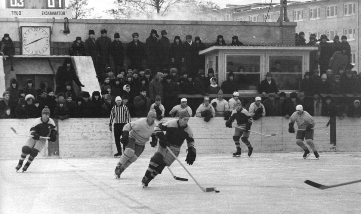 Tallinna Ekskavaatoritehase meeskond mängimas kodujääl NSV Liidu meistrivõistlustel Zagorski Trudiga. Seis tablool on 3:1 Trudi kasuks. Litriga Ekskavaatoritehase mängija Ants Vaino.
