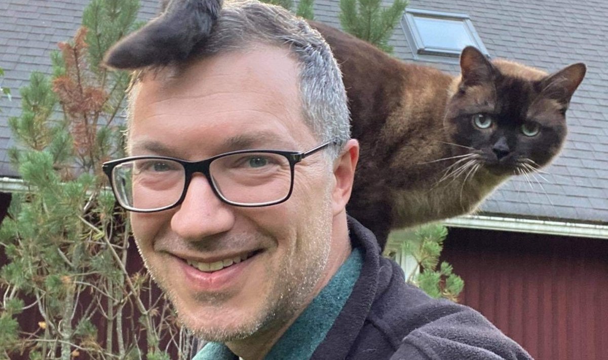 Stewart Johnsoni kõik plaanid on Nursipalu harjutusvälja laiendamise pärast pea peale pööratud. Fotol on Johnson koos kassiga oma koduhoovis.