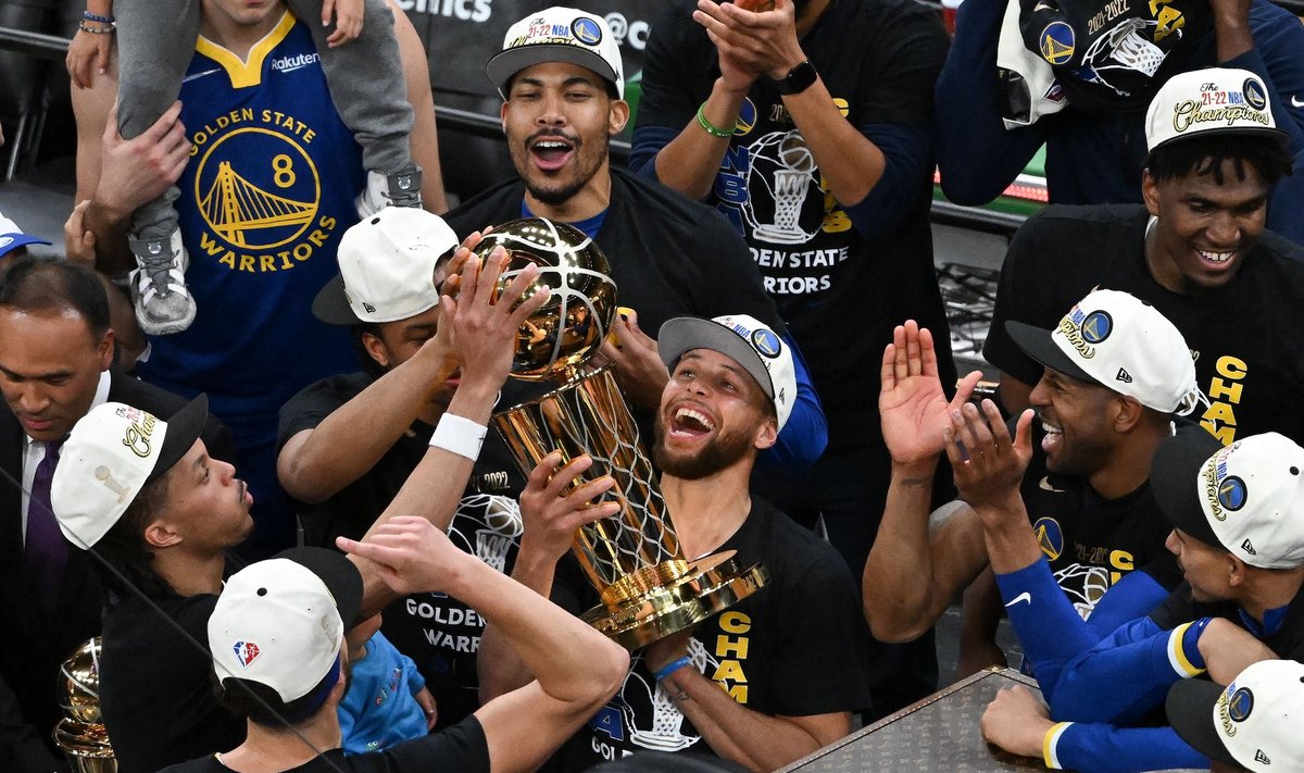 Stephen Curry (keskel) koos NBA meistrikarikaga.
