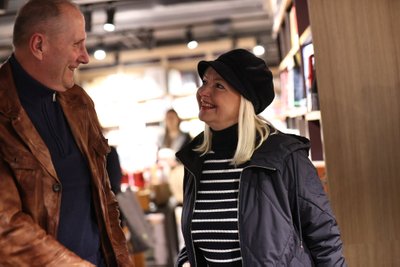 KIRJASTAJA Valdo Randpere vestlemas armastatud lauljatari Marju Länikuga.
