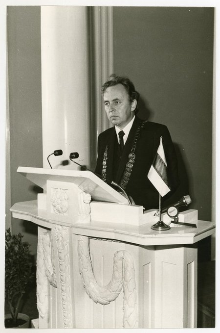 Taasiseseisvunud Eesti Tartu ülikooli esimene rektor Jüri Kärner aastal 1988 aktusel.