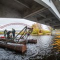 FOTOD | Tuukrid vinnasid Rannu-Jõesuu silla alt tonnides prügi välja