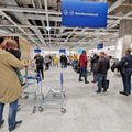 ФОТО | Скупают всё: парковка IKEA забита машинами, а у кассы - очередь на полмагазина