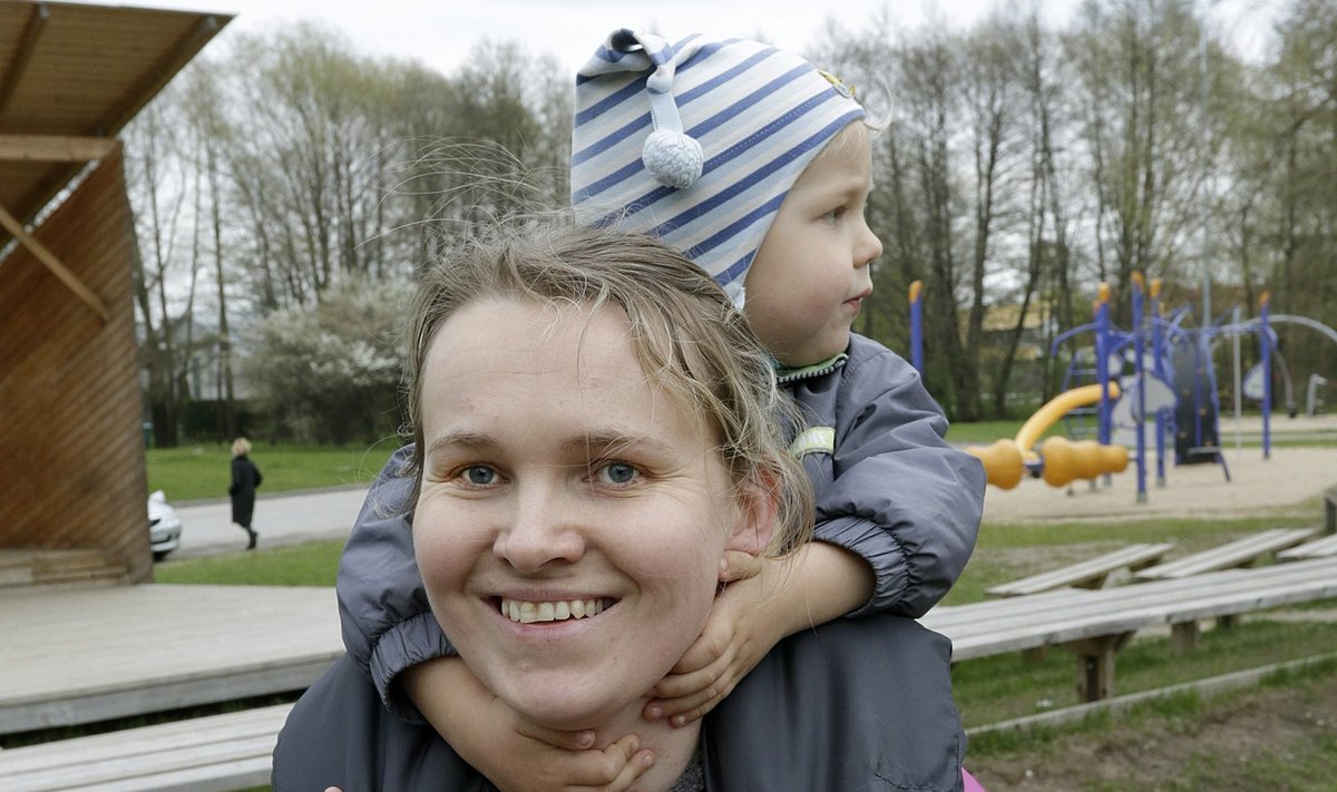 Annela Laaneots ja poeg Siim on sel hetkel Tallinnas Löwenruh’ pargis ilmselt ainsad, kes suudavad jalalt setude hümni üles võtta.
