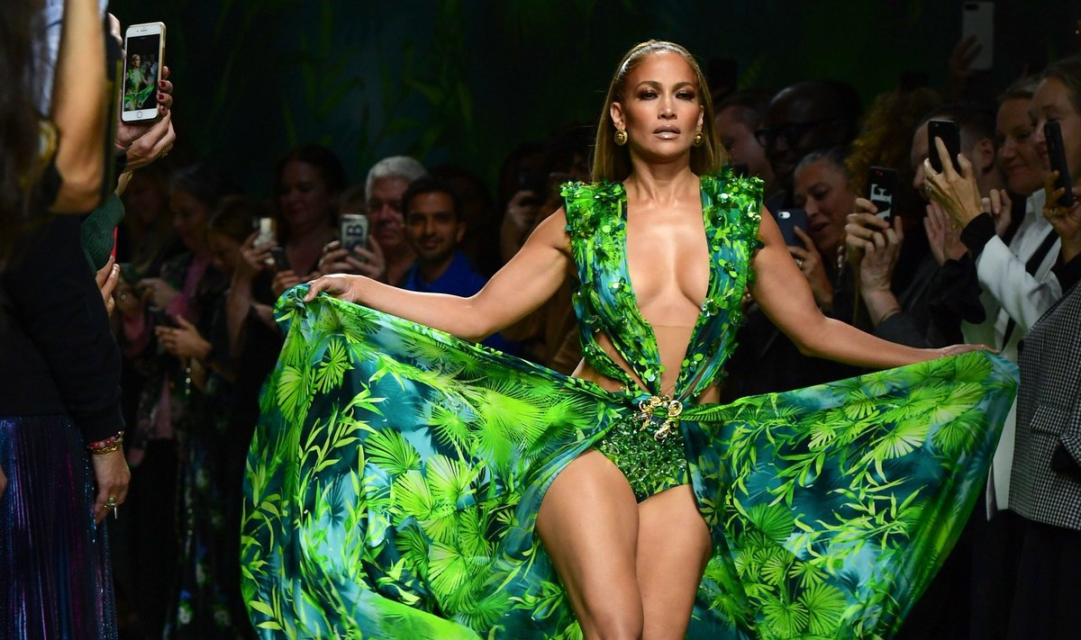 Jennifer Lopez 2020. aasta Milano moenädalal Versace kleidis, mille eelkäija oli 2000. aasta Grammyde peol furoori tekitanud kostüüm.