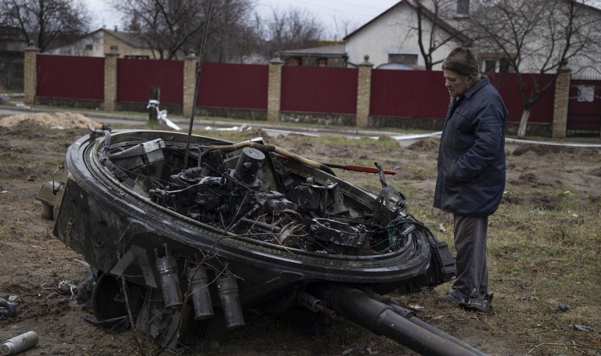 Ukraina külamees puruks lastud vene tanki uudistamas. Foto tehtud 8. aprillil Kiievi oblastis.