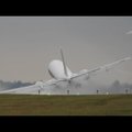 VIDEO: Boeing 737-430 maadleb maandumisel tugeva küljetuulega, õnnetusest ei jää palju puudu