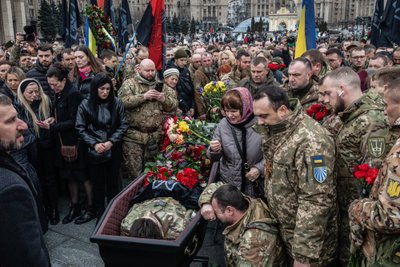 10 марта 2023 года в Киеве на Майдане Незалежности прощались с погибшим героем Украины Дмитрием Коцюбайло с позывным „Да Винчи“. На церемонию пришли тысячи человек, среди них были президент Украины Владимир Зеленский, главнокомандующий ВСУ Валерий Залужный, министр обороны Алексей Резников и глава ГУР Кирилл Буданов. Военного провожали на коленях.