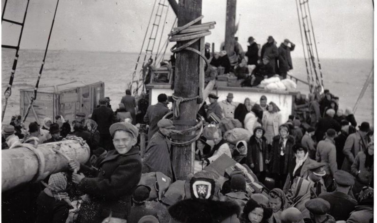 Põgenike hulk oli palju suurem, kui laevale oleks tohtinud rahvast lubada. Keskel teki küljes on näha heledast puidust ripp-kemmerg.
