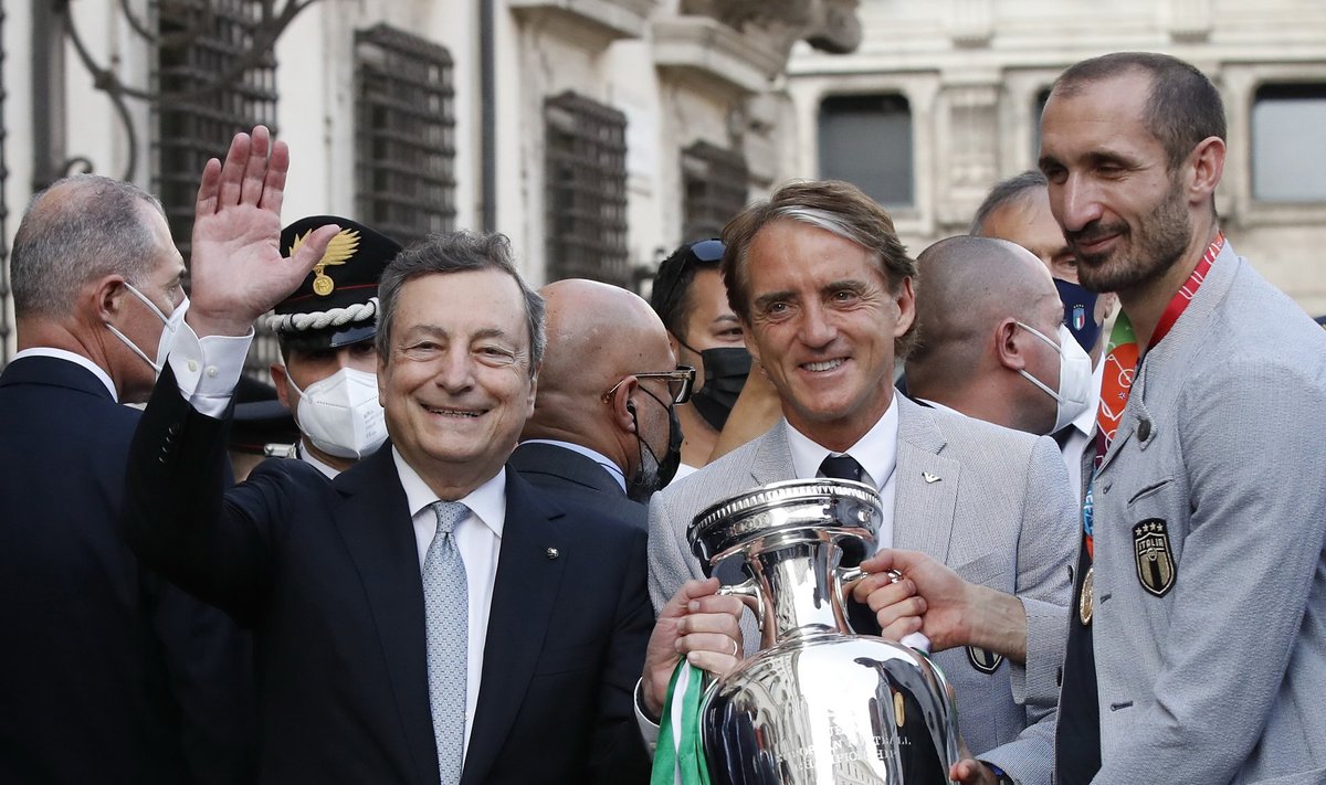 VÕITUDE AASTA: Mario Draghi tähistab koos peatreener Roberto Mancini ja kapten Giorgio Chielliniga Itaalia jalgpalli­meeskonna võitu Euroopa meistri­võistlustel.