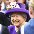 Jälle puding? Kuninganna Elizabeth II hangib tänavu oma töötajatele jõulukingi odavpoeketist
