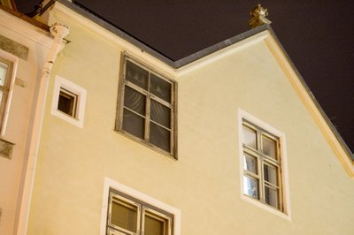 Kummituslik Tallinna vanalinn. Rataskaevu 16 kinnimüüritud aken.