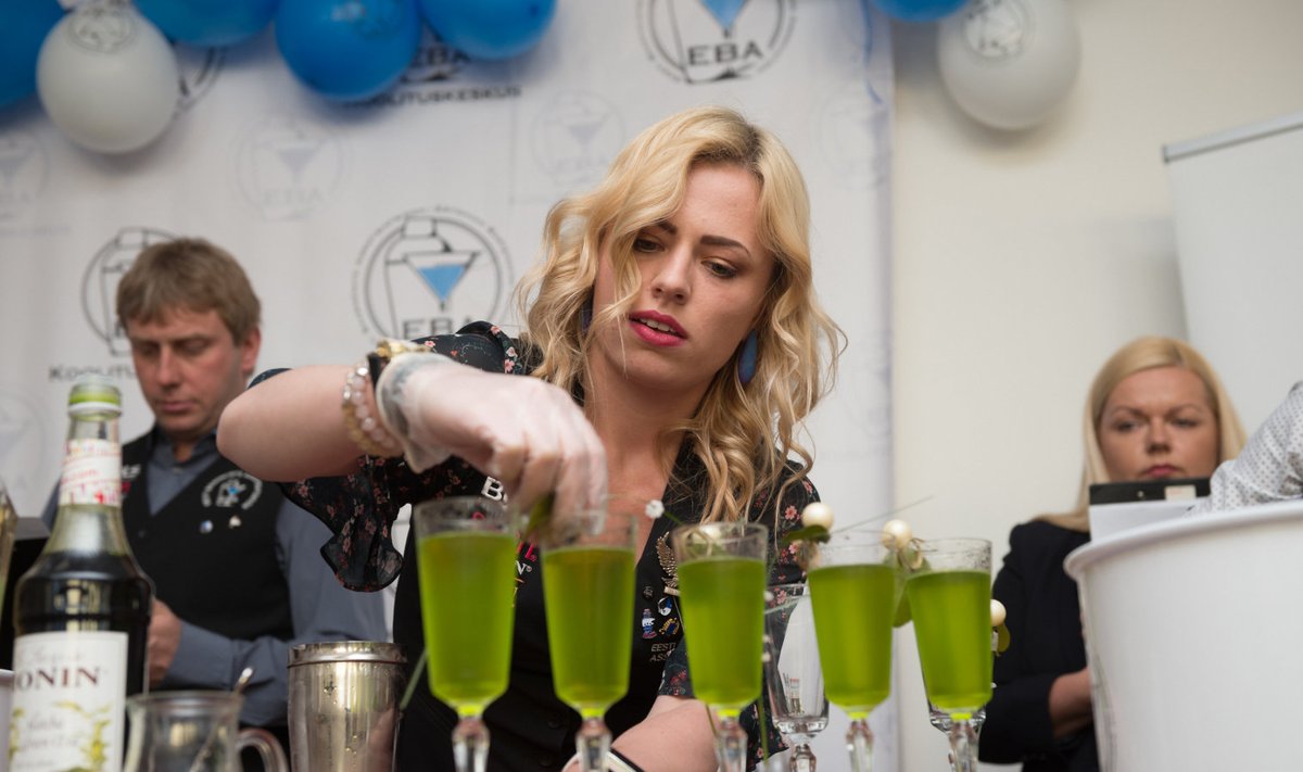Eesti parima baarmeni tiitli võitja Brita Kikas koos oma joogiga "Smaragd".