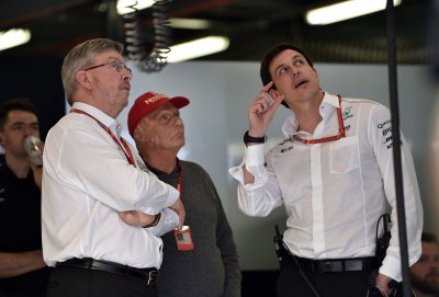 Ross Brawn Mercedese boksis koos Niki Lauda ja tiimibossi Toto Wolffiga.