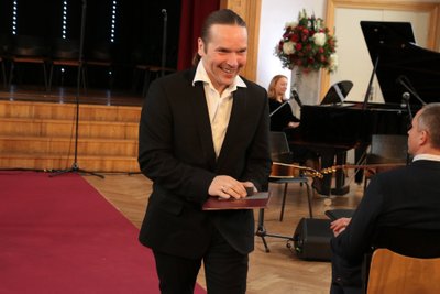 Tallinna Pedagoogikaülikooli lõpetanud lauljal Jaagup Kreemil on õnnelik aasta. Kuu varem sai ta teenetemärgi president Kersti Kaljulaidilt, nüüd rektor Tiit Landilt.