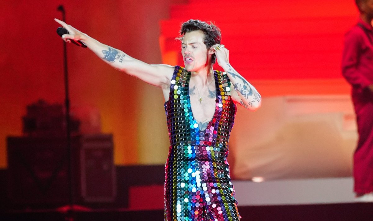 Harry Styles 2022. aasta Coachella laval, seljas efektne litritega kaetud pükstükk