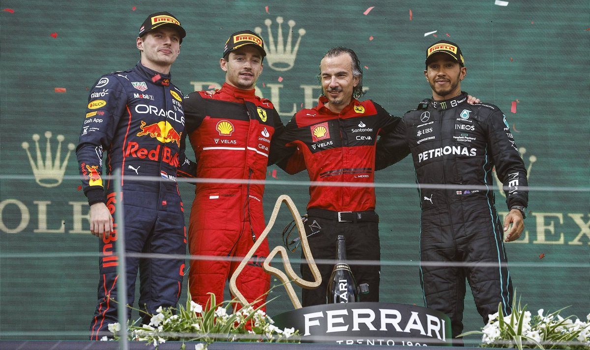 Max Verstappen (vasakult esimene), Charles Leclerc (vasakult teine) ja Lewis Hamilton (paremalt esimene)
