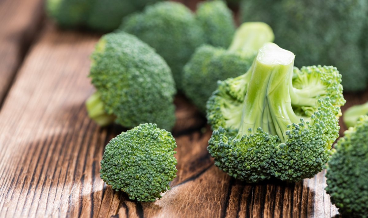 Raw,Broccoli,(detailed,Close-up,Shot),On,Wooden,Background