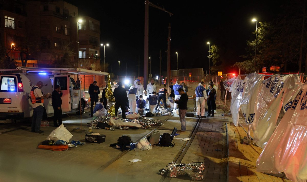 Seitsme hukkunuga terrorirünnak on Iisraeli meedia teatel viimase kümne aasta ohvriterohkeim veretöö.