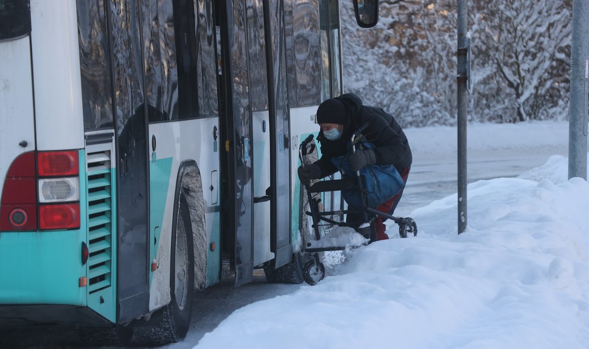 Eakas inimene üritab siseneda bussi nr 8 esmaspäeva lõunal Mähe bussipeatuses. Taolisi lumest tühjaks lükkamata bussipeatusi leidus üle terve Tallinna.