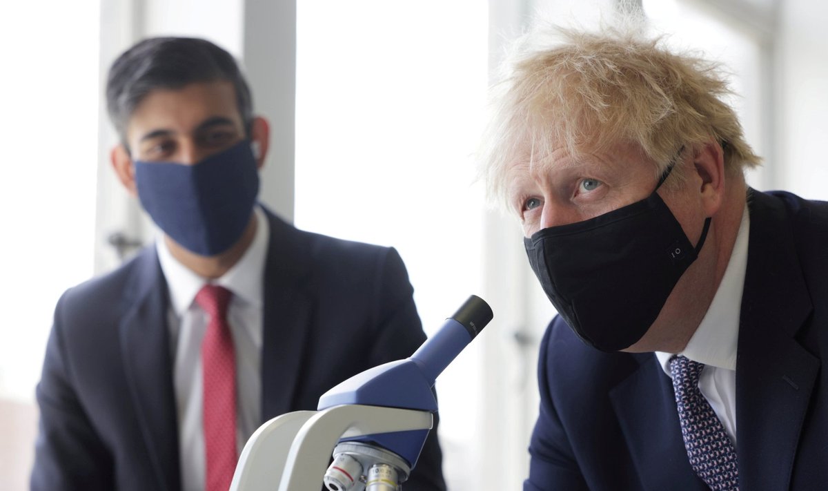 Ühendkuningriigi peaminister Boris Johnson, taustal rahandusminister Rishi Sunak