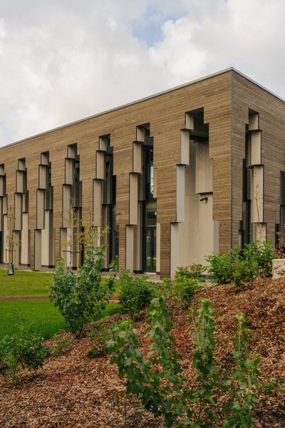 Molumba arhitektide loodud Saue vallamaja tõestab, et puit sobib imeliselt kaunistama ka avalike hoonete fassaade.