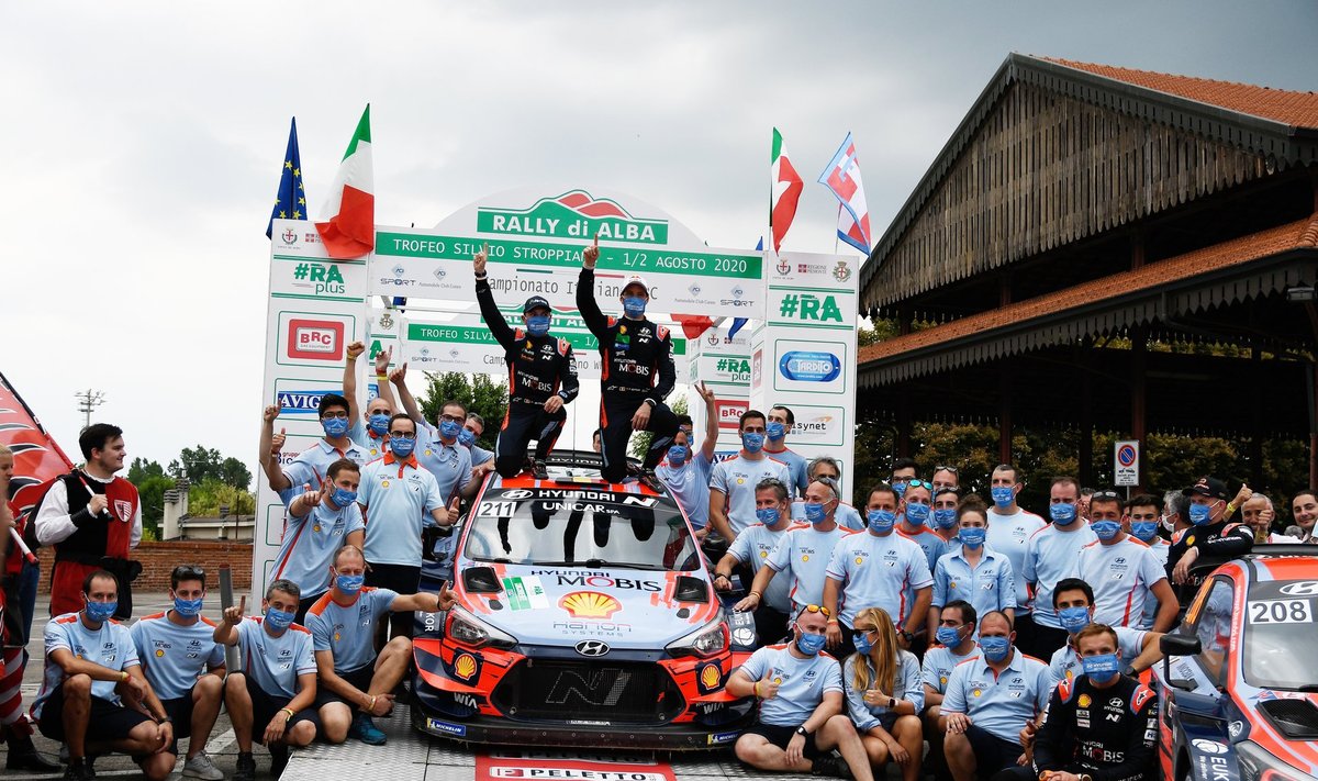 Thierry Neuville ja Hyundai meeskond 2020. aasta Rally di Alba poodiumil.