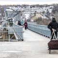 DELFI UKRAINAS | LNR-i viival sillal käib elav liiklus. Anastassia: sõjajuttu on ennegi kuuldud, sellega on hea küünlaid müüa