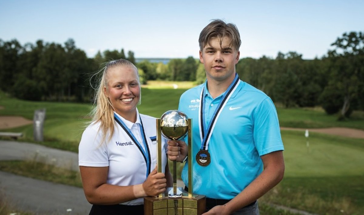 Hooaja parimad Soe ja Jegers vastu võtmas Eesti meistrivõistluste rändkarikat.