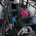 VIDEO | Liinibussi äkkipidurduse järel paiskub beebi vankrist välja, inimesed kukuvad uperkuuti