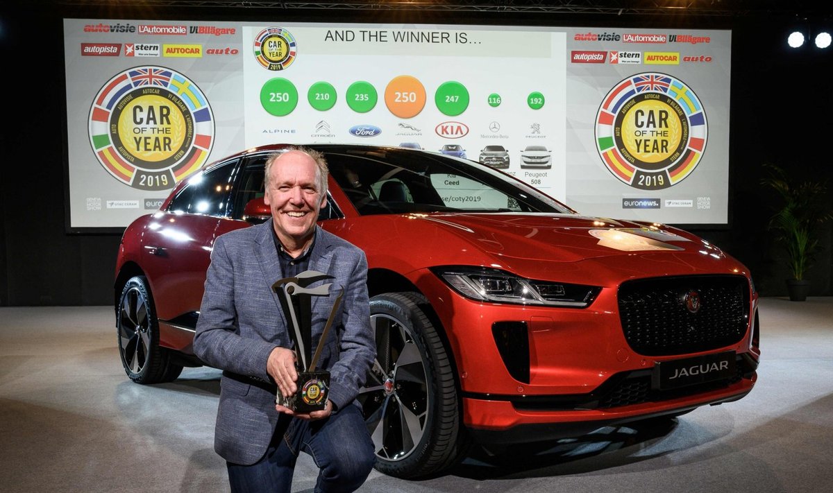 Auhinna vastu võtnud Ian Callum Jaguar I-Pace'iga