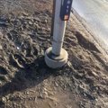 Читатель: почему районная управа не убирает грязь вокруг светофора?
