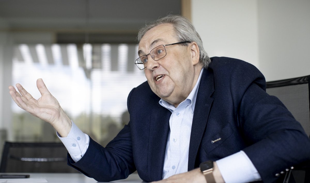 „Iga asjaolu ütleb, et Väino, me peame tõmbama ennast kõvasti kokku, me peame minema allapoole, aga me peame selle miinimumi säilitama. Me ei tohi päris kinni minna. Ja mina ei tea, kas mul on 100% õigus või mitte, aga praegu ma tunnen, et me peame niimoodi tegema.”