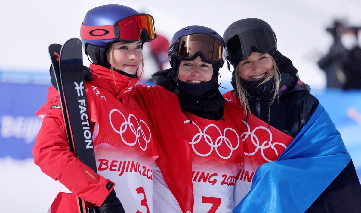 Eileen Gu (vasakul) ja Kelly Sildaru (paremal)