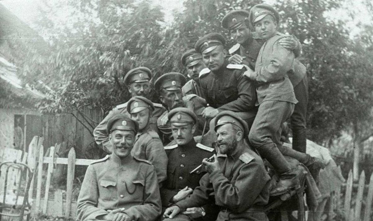 Rindearst: Vene 444. välilaatsareti nooremarst Johannes Vares (ülal paremalt kolmas) koos relvavendadega I maailmasõja ajal Ukrainas (1916).
