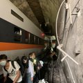VIDEO | Taiwanis sai rong veokilt löögi ja paiskus tunnelis rööbastelt maha, surma sai ligi poolsada inimest