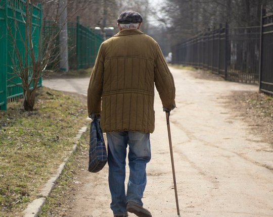 ИЗМЕНЕНИЕ ЗАКОНА | Одинокий пенсионер может получить субсидию в размере 200 евро. Что для этого нужно?