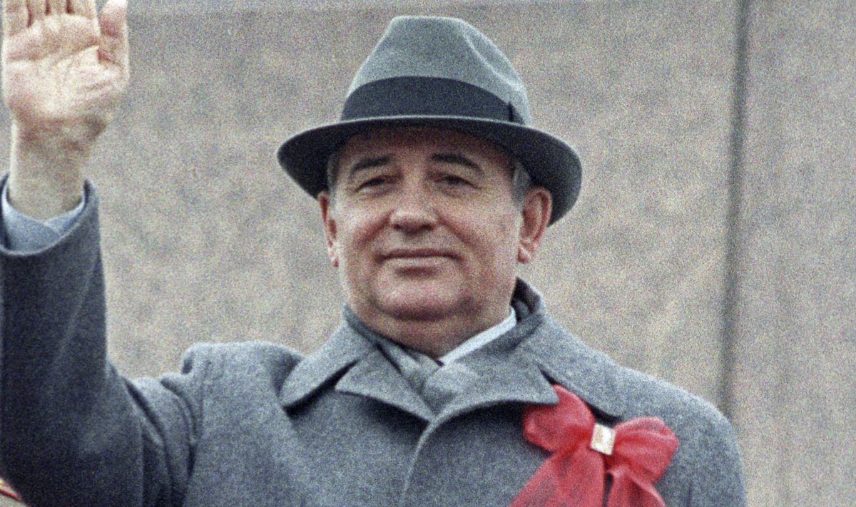 Nõukogude Liidu viimane  liider Mihhail Gorbatšov  lehvitab rahvale.