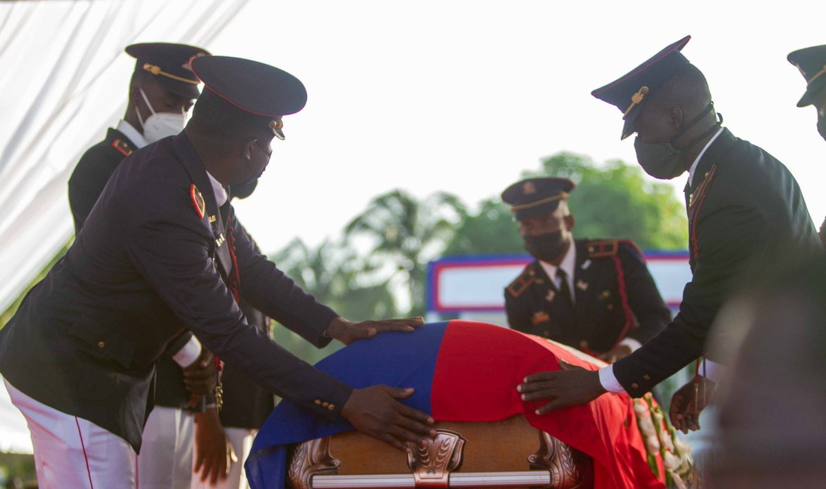 President Jovenel Moïse sängitati eile maamulda. Matusetalituse taustal toimuvad riigis endiselt meeleavaldused ning kõlavad lasud.