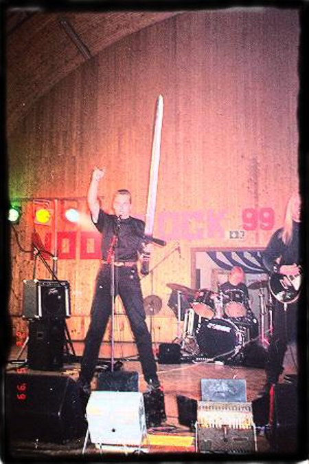 Hetk Metsatöllu kõige esimeselt kontserdilt Valgamaal Ala külas festivalil "Noor Rock '99". Puust mõõk oli tollal väga oluline aksessuaar.