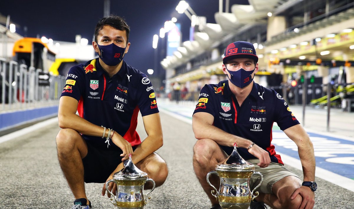 Alexander Albon ja Max Verstappen Bahreinis, kus Verstappen sai teise ja Albon kolmanda koha.