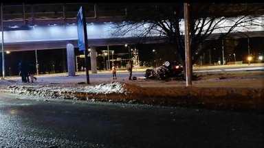 FOTOD | Tallinnas Haabersti ringristmikul sõitis auto teelt välja ning paiskus katusele