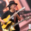 Maailmakuulus kitarrist kukkus laval kokku: vedelikupuudus ja kuumus tegid Carlos Santanale 1:0