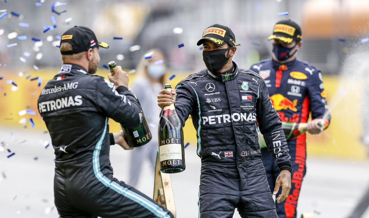 Lewis Hamilton (keskel) tähistab võitu tiimikaaslase Valtteri Bottasega (vasakul).
