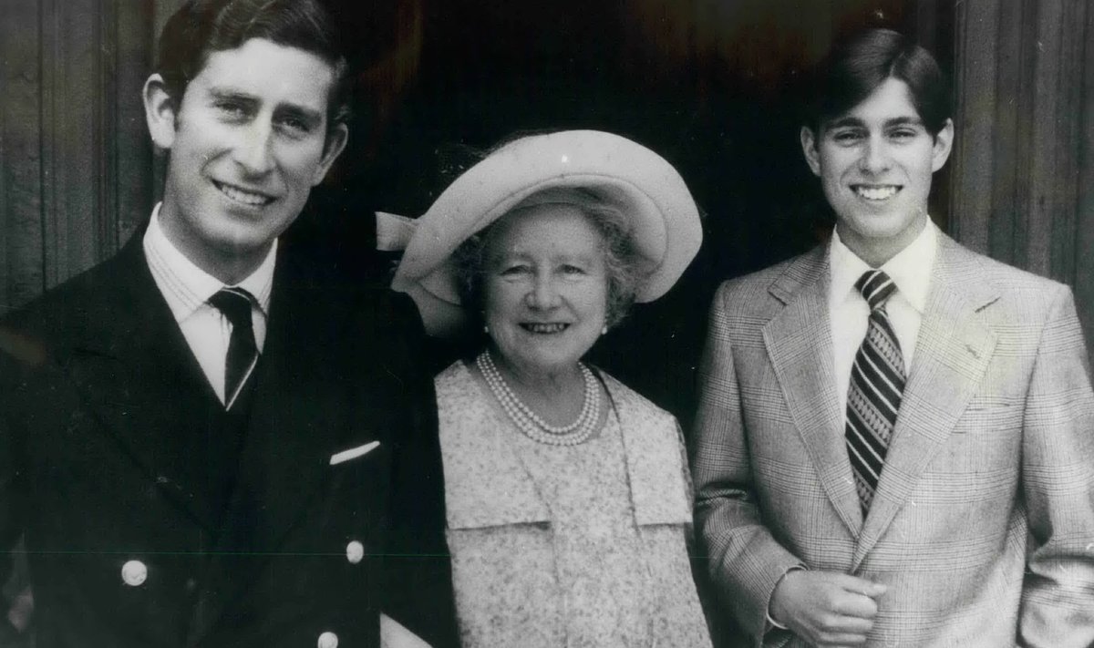 Kuninganna emale tegid palju rõõmu lapselapsed, tema lemmik oli prints Charles (fotol vasakul). Foto on tehtud 1975. aasta augustis kuninganna ema 75. sünnipäeval. Elizabethi vasakul käel seisab prints Andrew, kes on nüüdseks seksiskandaali tõttu jäetud ilma kuninglikest ja sõjaväelistest tiitlitest.