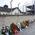 Soome turistid tegid Dachau koonduslaagri mälestusmärgi juures natsitervitust